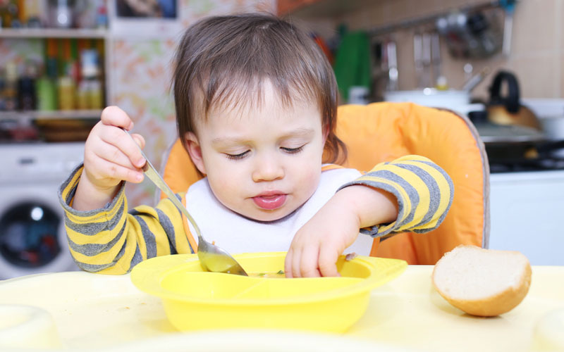 تعليم الطفل تناول الطعام بشكل مستقل