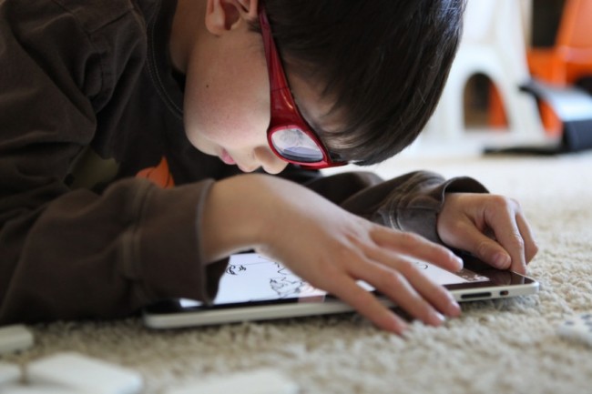 Kind, das ein iPad-Tablet von Aperturismo-863x576-650x0 verwendet