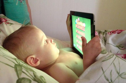 bayi kecil dengan tablet