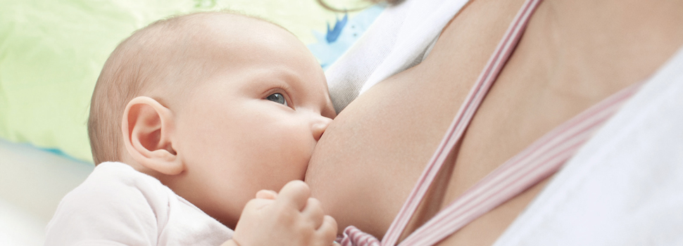moeder geeft haar baby borstvoeding
