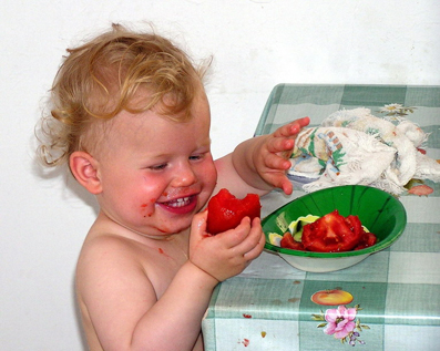 dítě jí rajče