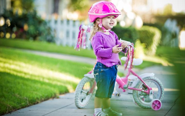 trẻ em đi xe đạp trong mũ bảo hiểm