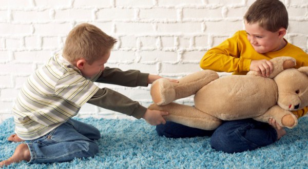 ребенок не делитсиа игрусхками