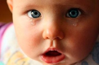 طفل صغير يبكي