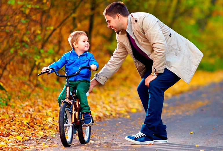 dítě se učí jezdit na kole