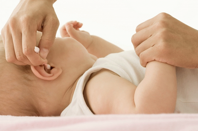 Neugeborene Ohrenpflege
