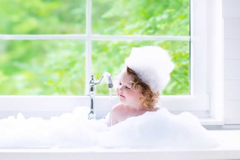 كيفية غسل رأس الطفل بدون دموع