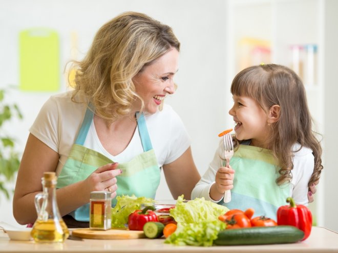anya és a gyermek főzzük zöldségeket