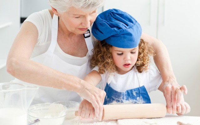 babička-kuchařka s vnučkou