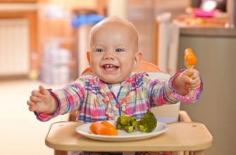 child eats vegetables