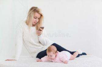 Mama sitzt am Telefon