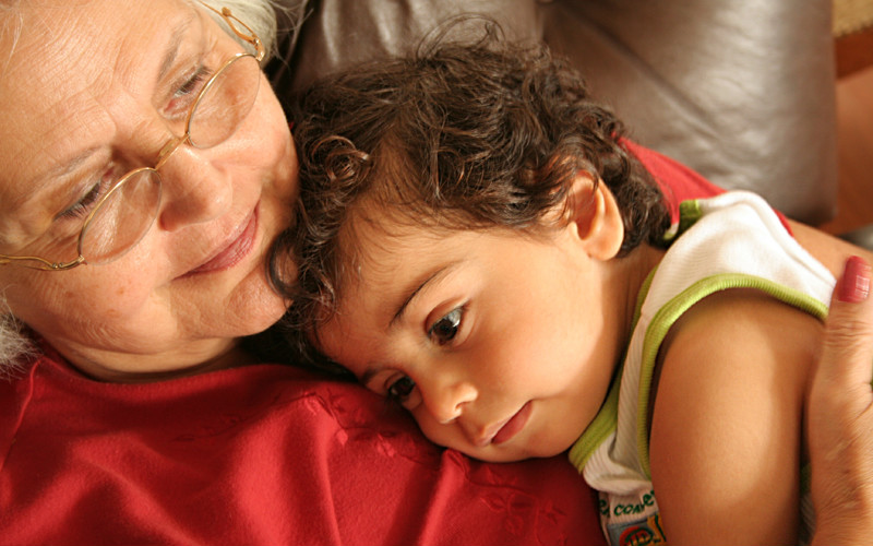 Großmutter verwöhnt Enkel