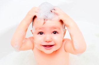 como lavar a cabeça de uma criança
