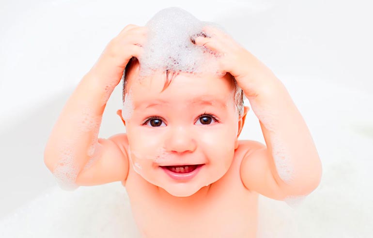 كيفية غسل رأس الطفل