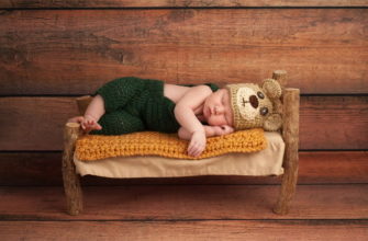 baba alszik a kiságyban gyönyörű fotó
