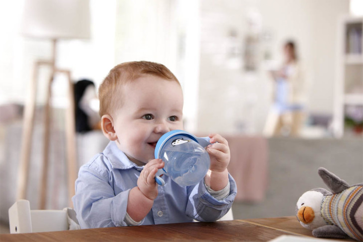 Apprendre à un enfant à boire dans une tasse