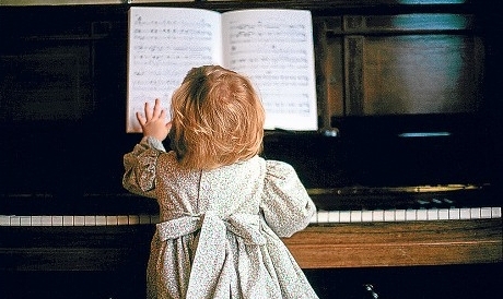 dziecko przy pianinie
