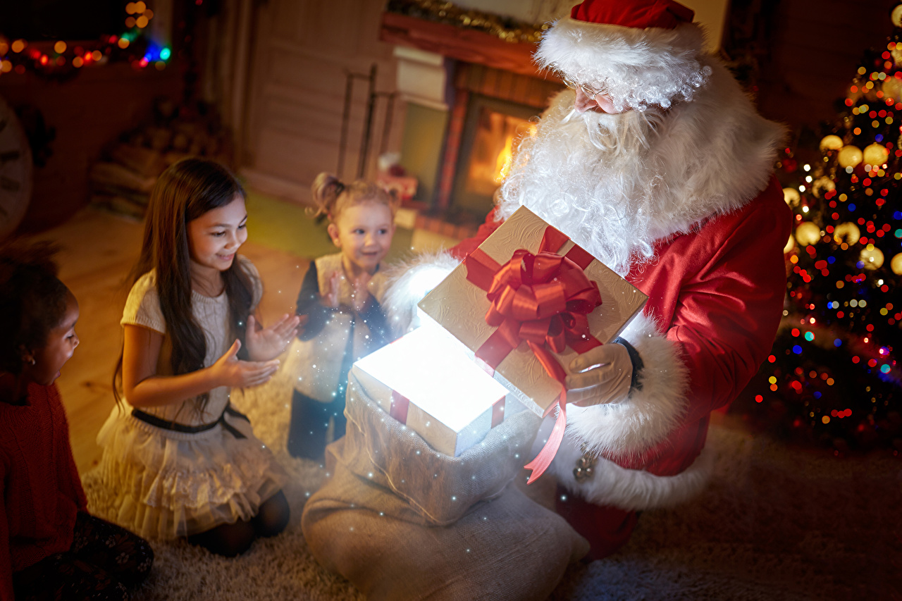 Santa Claus dává dárky