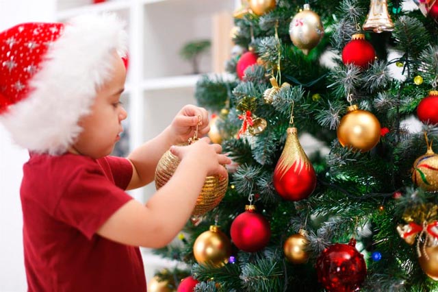 شجرة عيد الميلاد في الشقة حيث يوجد أطفال صغار