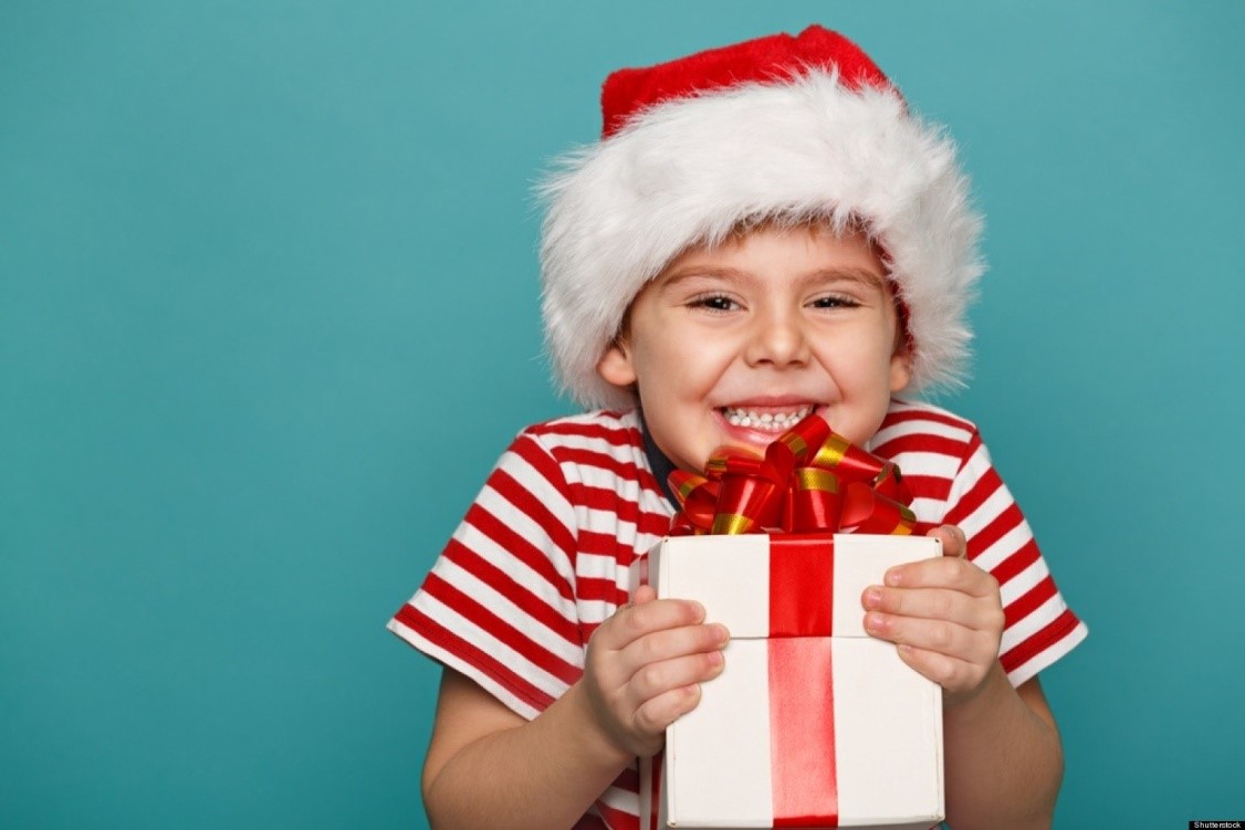 Geben Sie einem Kind ein Geschenk für das neue Jahr, ob es sich schlecht benommen hat oder nicht