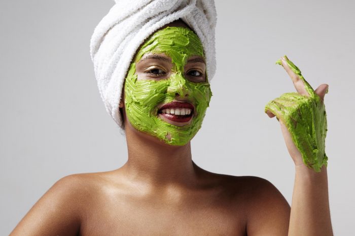 امرأة ذات قناع أخضر على وجهها