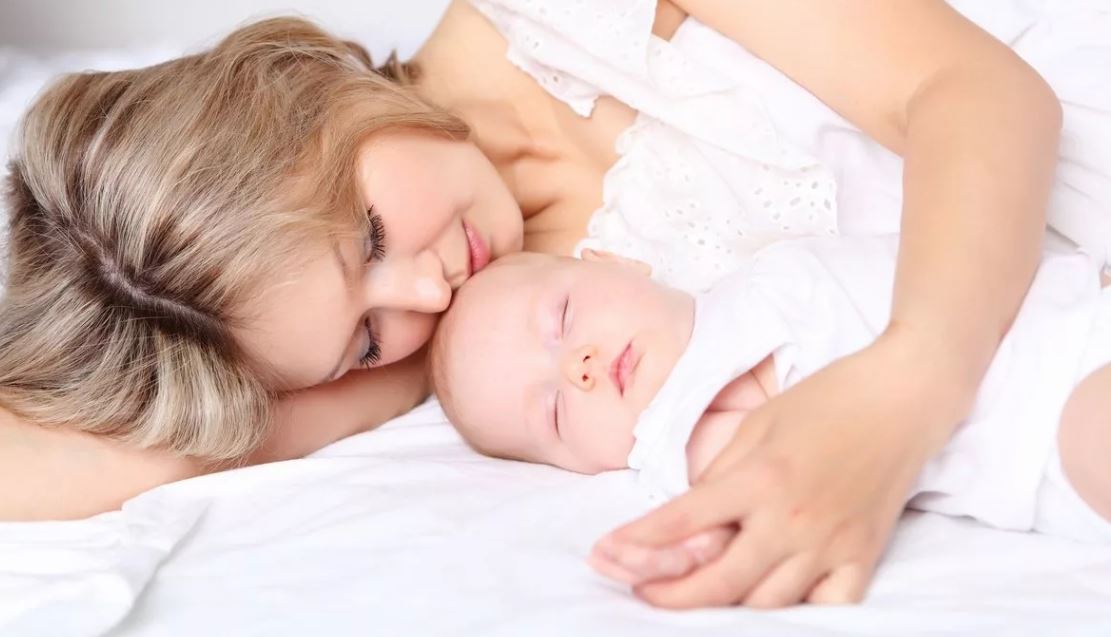 ينام الطفل مع أمي