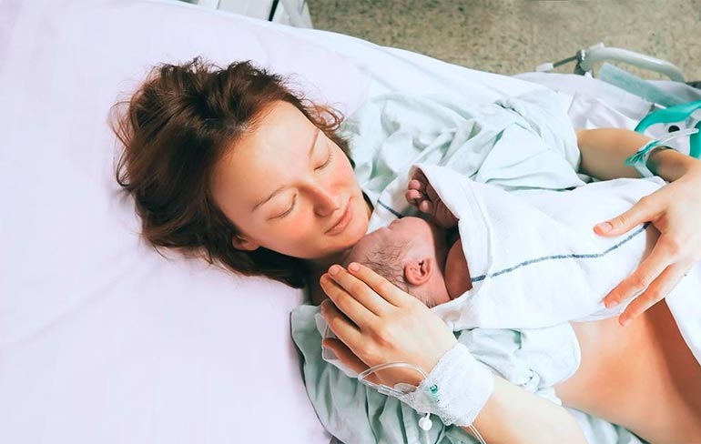 الأم مع الطفل بعد الولادة