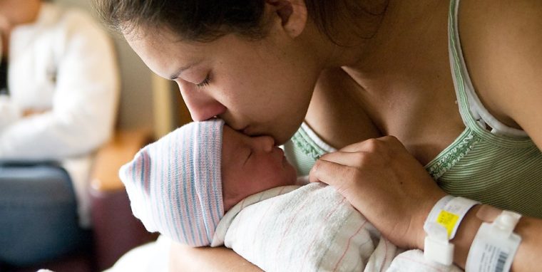 ibu dengan bayi di hospital bersalin