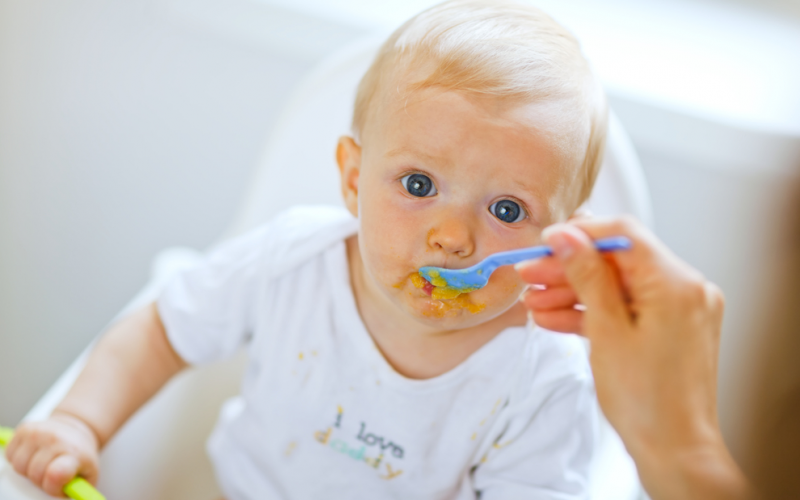 dítě nejí doplňkové potraviny