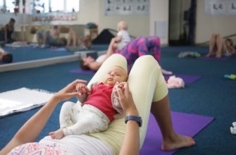Fitness mit einem Baby in den Armen