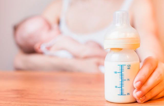 leite materno para o bebê de outra pessoa