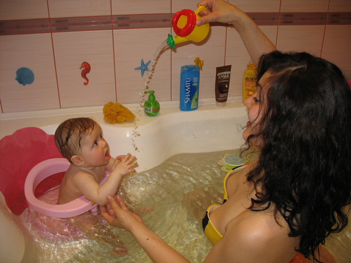 gezamenlijk baden met de baby in de badkamer