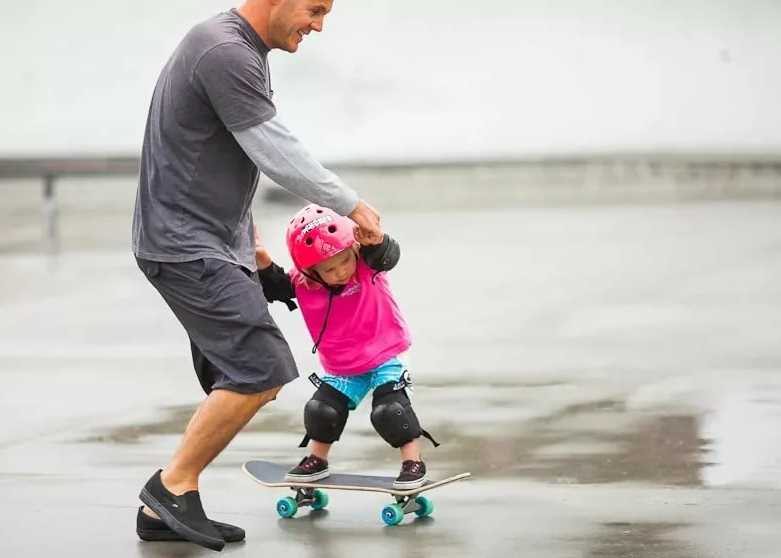 táta a dítě na skateboardu