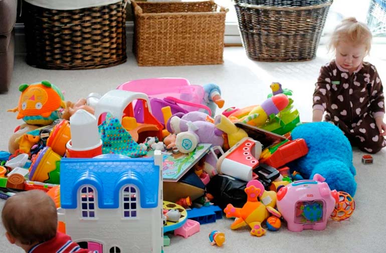 Como ensinar uma criança a limpar seus brinquedos