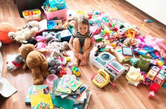 Làm thế nào để dạy một đứa trẻ làm sạch đồ chơi của mình