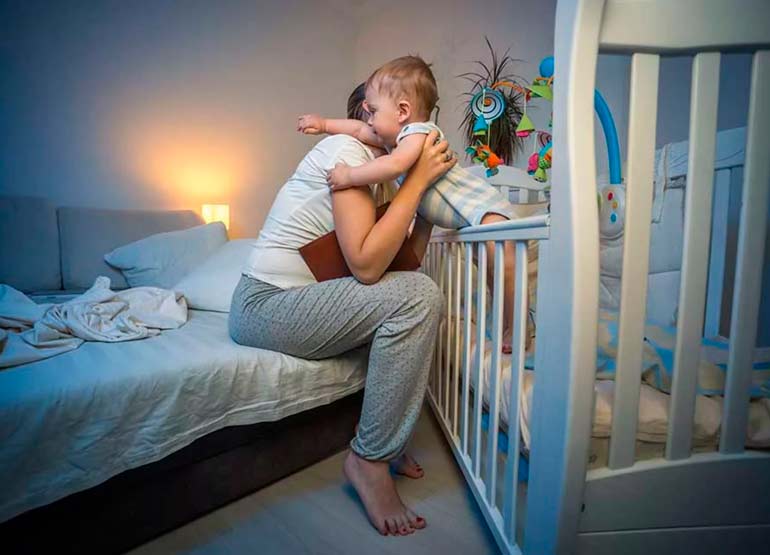 Neugeborene in einem Zimmer mit den Eltern schlafen
