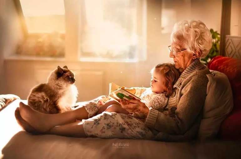 glad bedstemor med barnebarn
